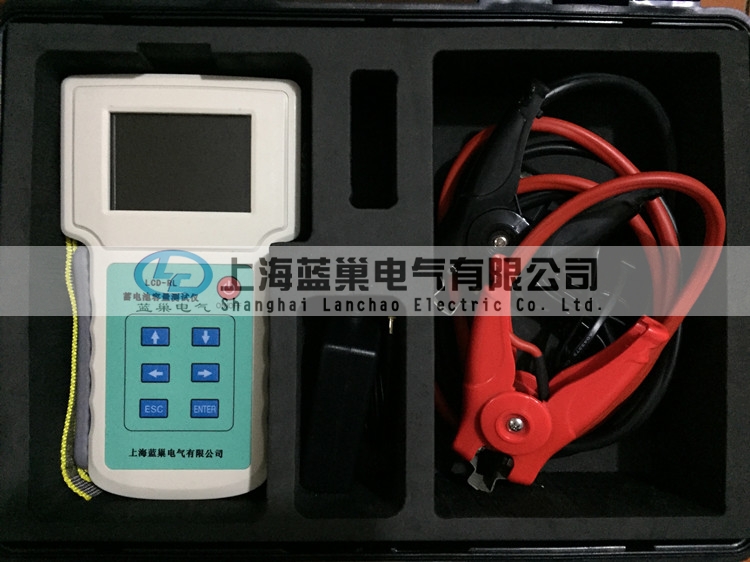 LCD-RL蓄電池容量測試儀，是快速準(zhǔn)確測量蓄電池健康狀態(tài)、荷電狀態(tài)以及連接電阻等參數(shù)的數(shù)字存儲(chǔ)式儀器。本儀表通過在線測試，能顯示并記錄單節(jié)及整組電池的電壓、內(nèi)阻、容量、溫度等重要參數(shù)，可自動(dòng)判別精確有效地挑出落后電池。