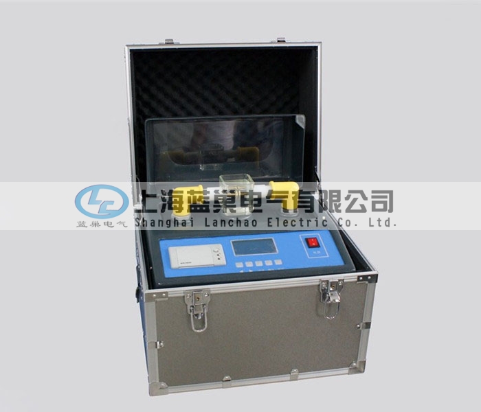 LCY-806絕緣油電壓擊穿試驗(yàn)儀采用微處理器，自動(dòng)完成升壓、保持、攪拌、靜放、計(jì)算、打印等操作，可在0～80KV范圍內(nèi)進(jìn)行油循環(huán)耐壓試驗(yàn)。
